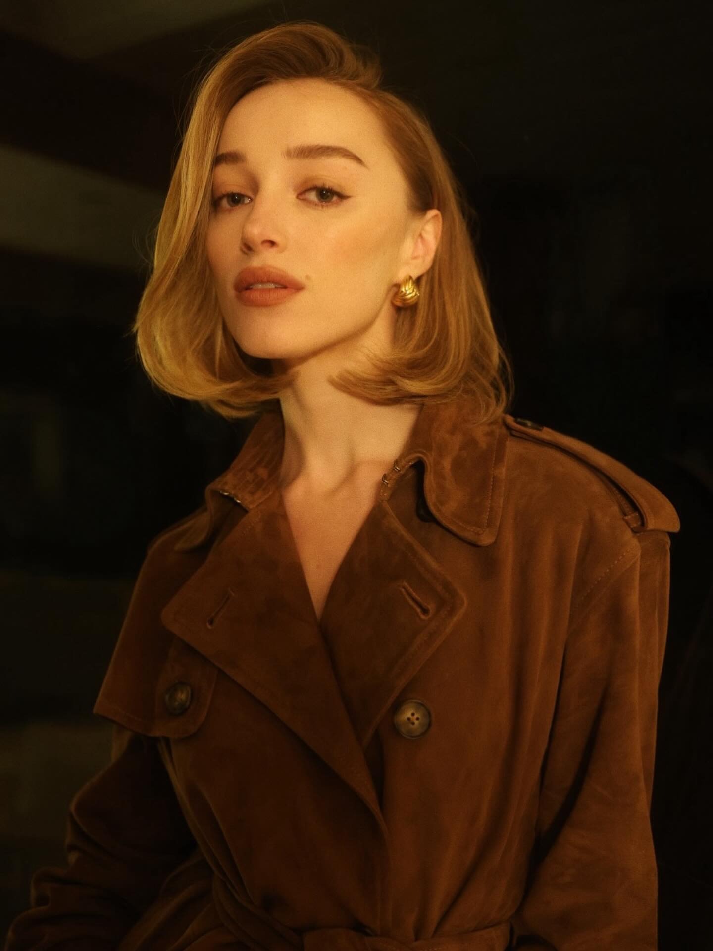 Phoebe Dynevor with a flicked in bob haircut