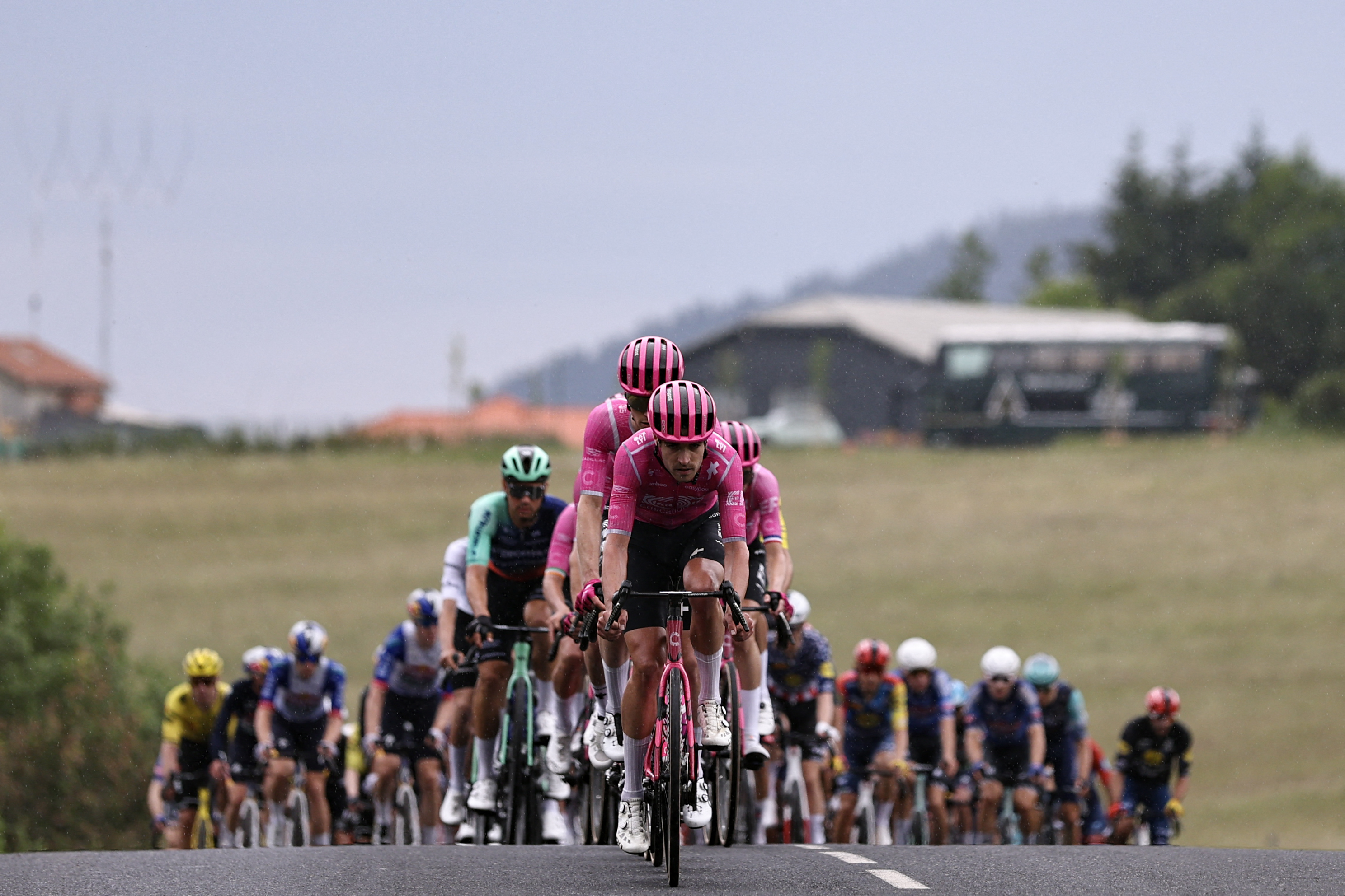 Crit&eacute;rium du Dauphin&eacute; - Tour Auvergne-Rh&ocirc;ne-Alpes stage 2 LIVE - Clement Braz Afonso virtual leader as rain falls on the riders