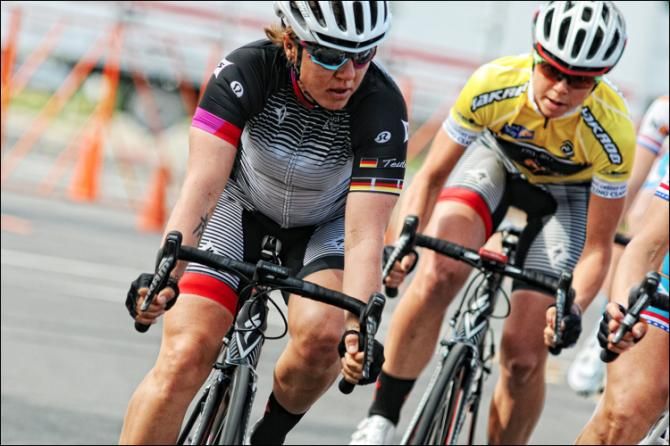Ina-Yoko Teutenberg (Specialized/lululemon) pacing with teammate Stevens