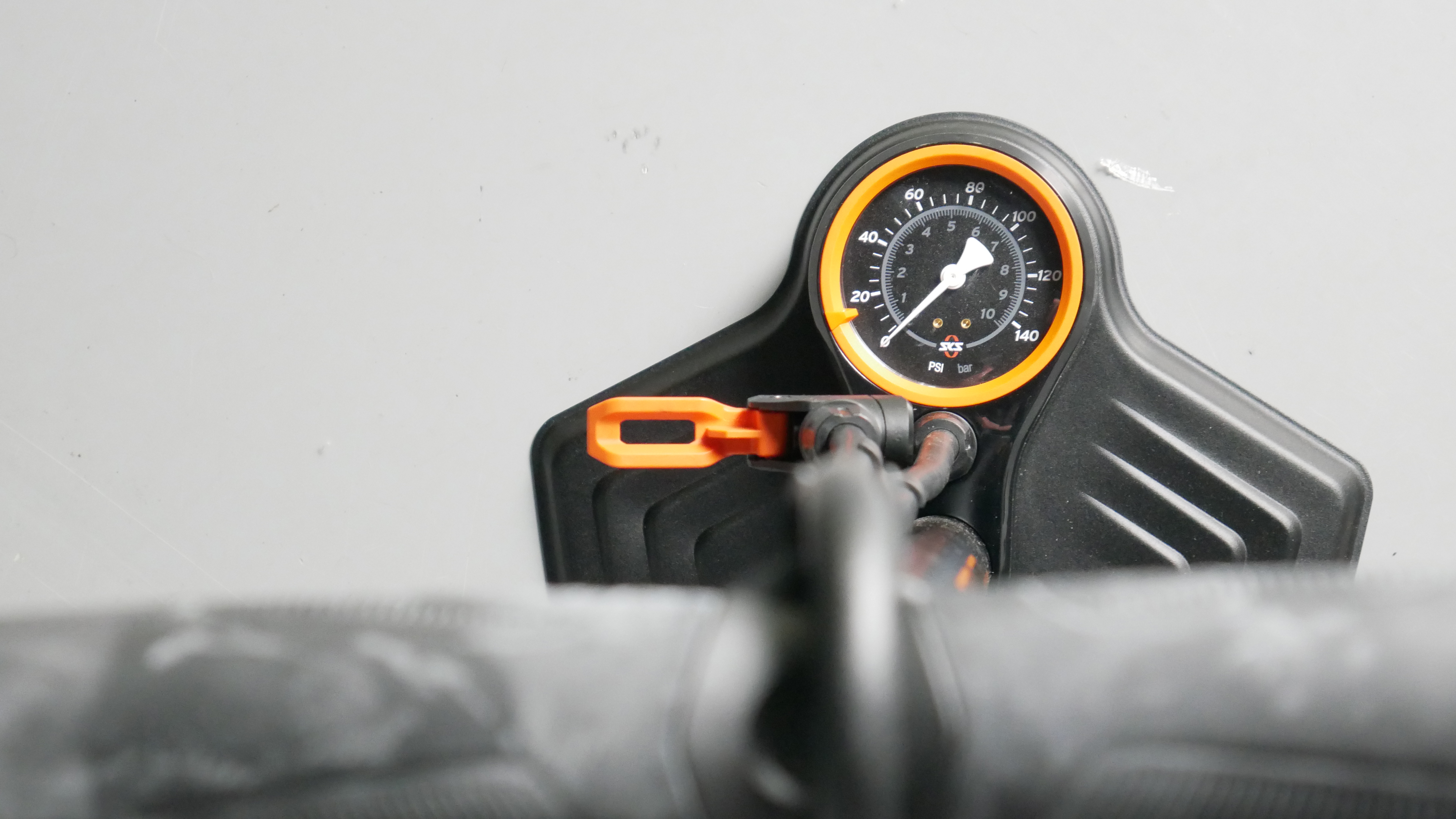 Detailed shot of the SKS Air-X-plorer bike track pumps dial