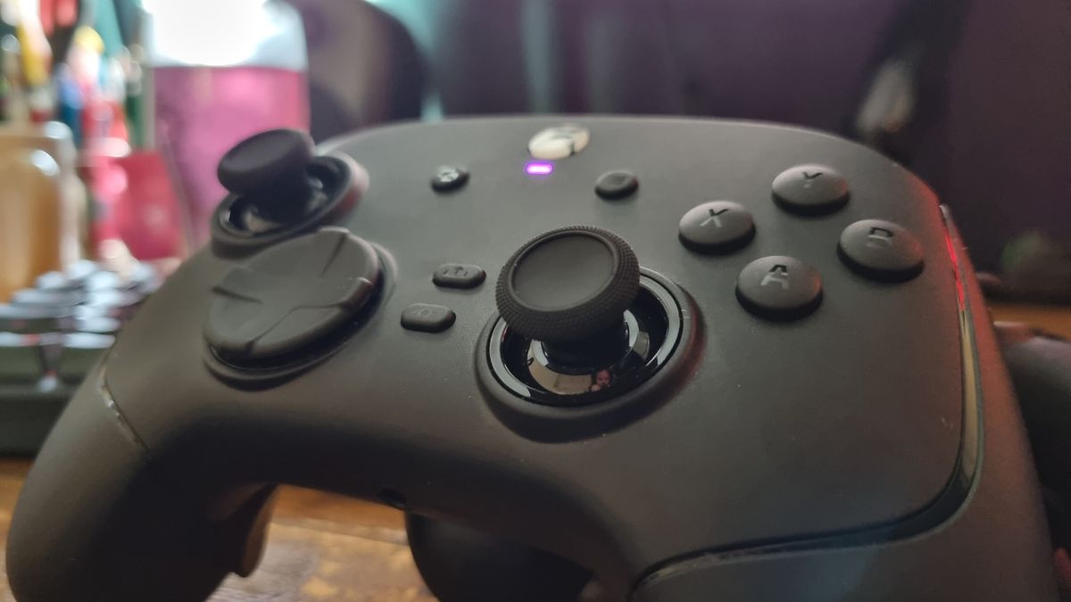 The front controls of the Razer Wolverine V4 Pro