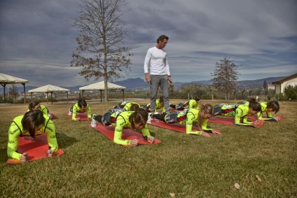 Mario Cipollini supervises the core exercises.