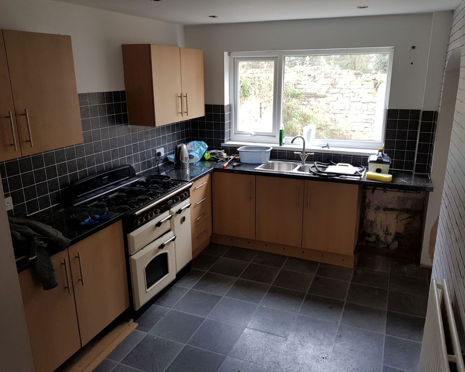 Esther Pillans membawa sentuhan apik Paris ke teras bergaya Victoria yang telah direnovasi