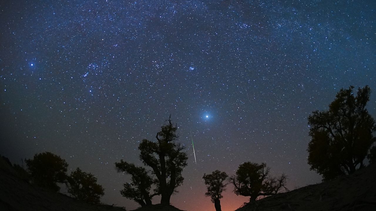 The Orionid meteor shower peaks under dark, moonless skies next week. Here's how to see it