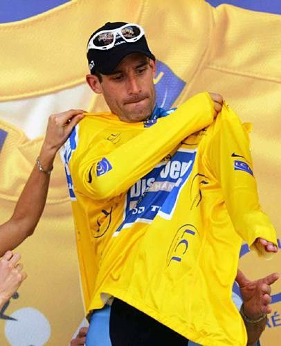George Hincapie (Discovery Channel) dons the maillot jaune