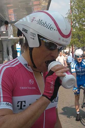 Jan Ullrich (T-Mobile) stays hydrated