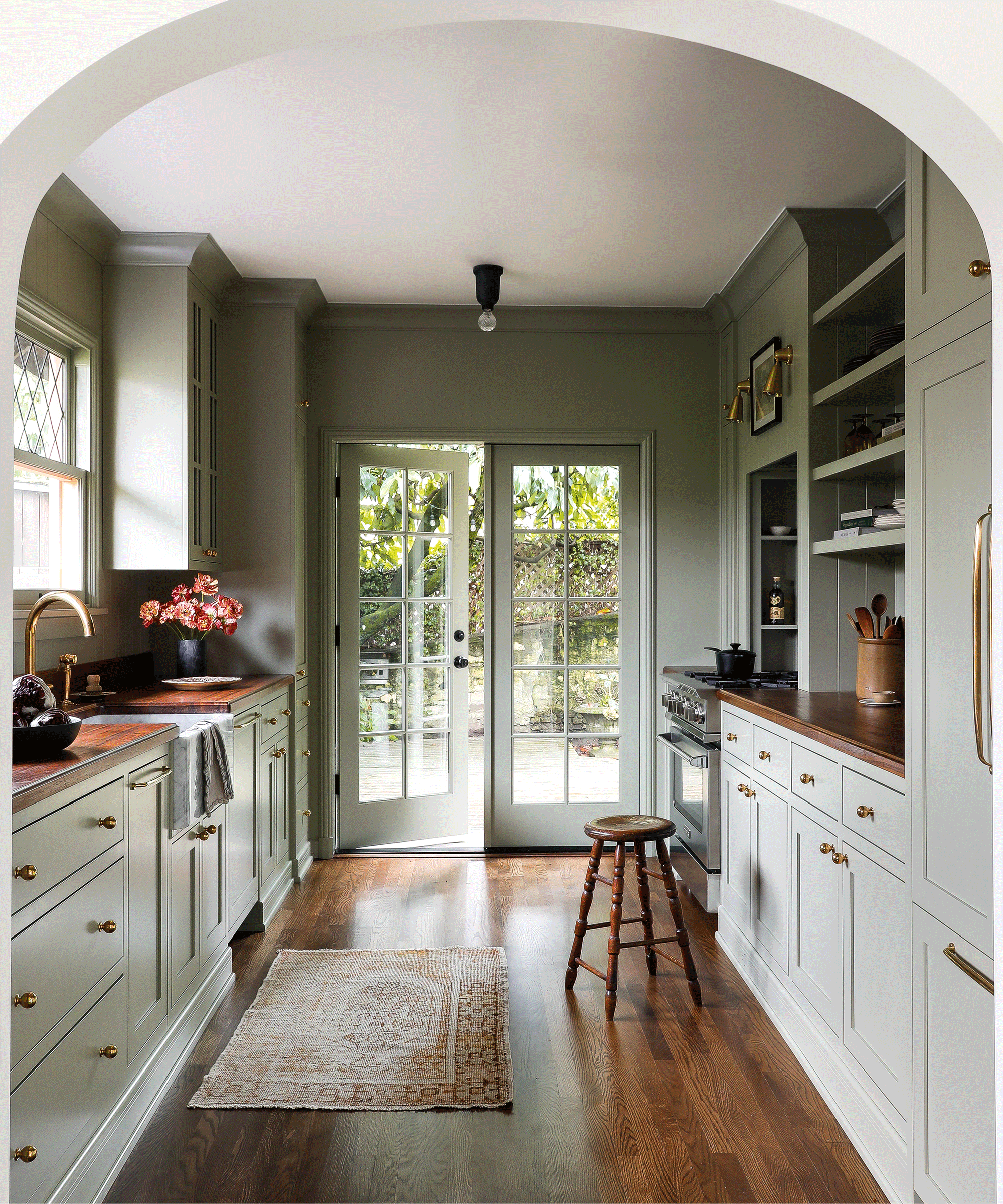 Gallery kitchen painted in Farrow & Ball's French Grey