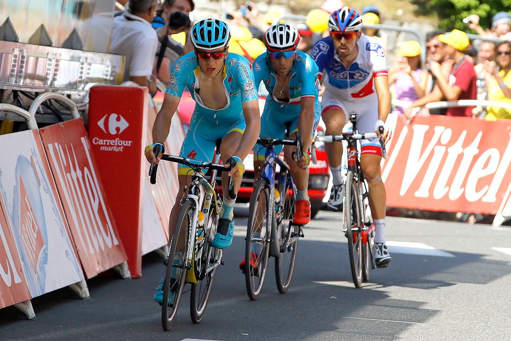 Astana pull Nibali across the stage 11 finish.