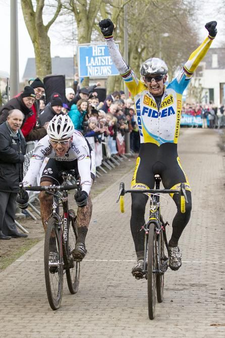 Sven Nys (Crelan-KDL) is outsprinted by Bart Wellens (Telenet-Fidea)