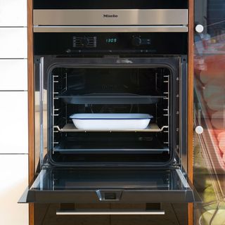 miele oven with white tray