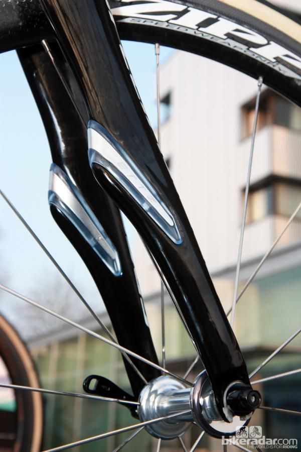 The new fork features bigger and now open-back cutouts for the giant Zertz dampers.