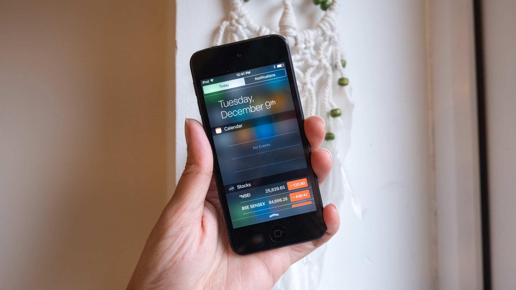 A space gray iPod Touch 6th Gen