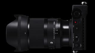 Un obiettivo Sigma 35mm F1.4 DN DN sulla fotocamera Sigma FP-L, sfondo nero