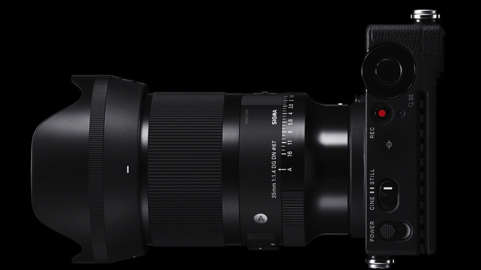 Una lente Sigma 35 mm F1.4 DN DN en la cámara Sigma FP-L, fondo negro