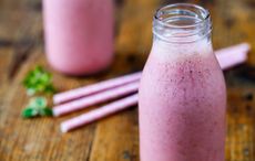 High protein breakfast: Banana, raspberry and yogurt breakfast smoothie