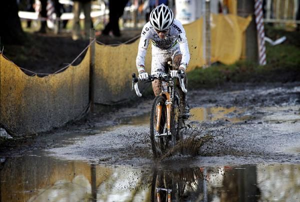 Marianne Vos powers through the mud.