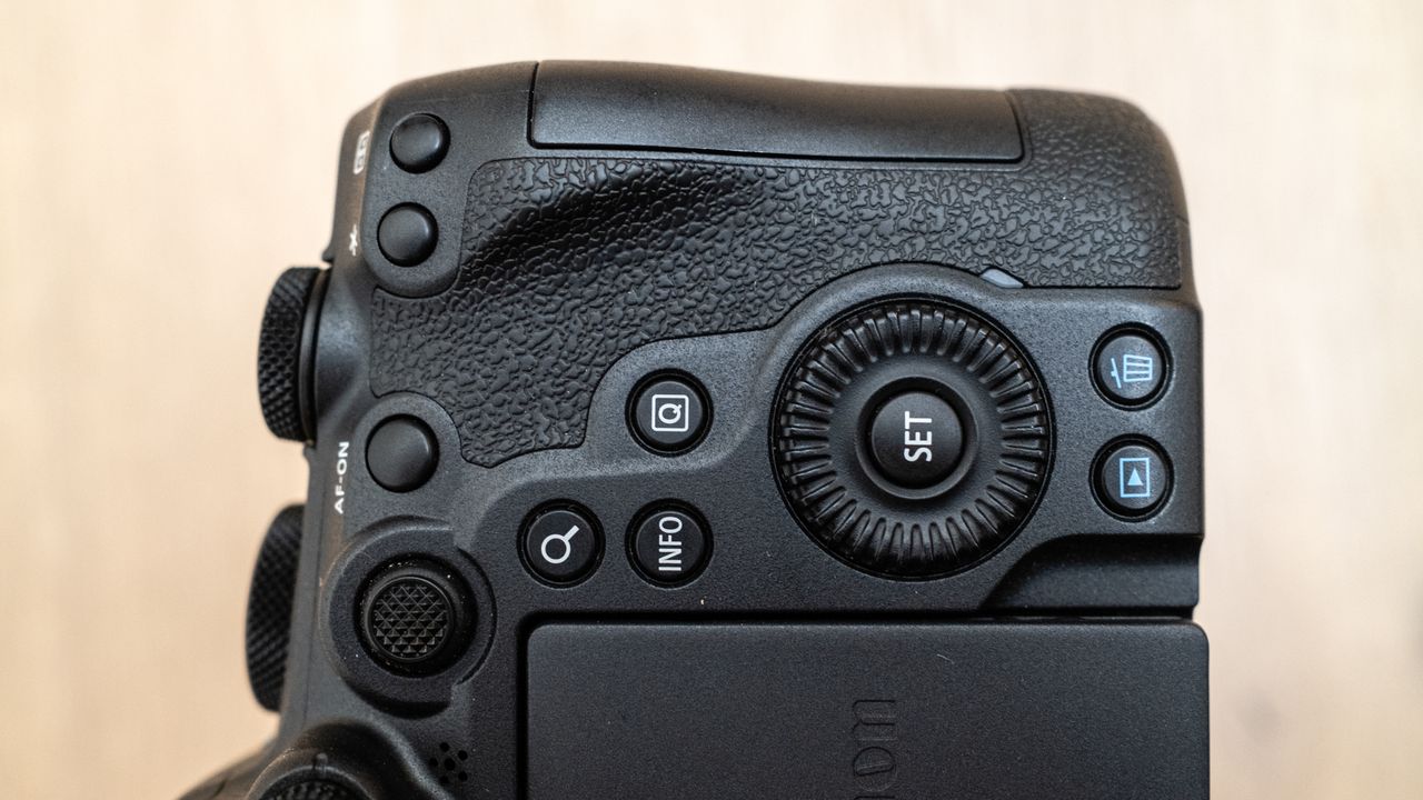Canon EOS R6 Mark II direct access controls