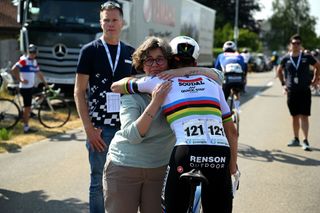 World champion Remco Evenepoel consoles Gino Mäder’s mother Heidi.