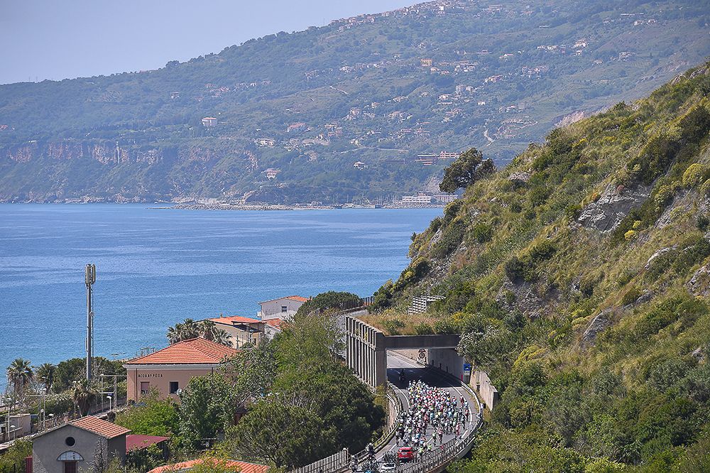 The peloton rides along the coast during the Giro's fourth stage.