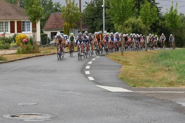 The bunch chases the leaders, who were over two minutes ahead.