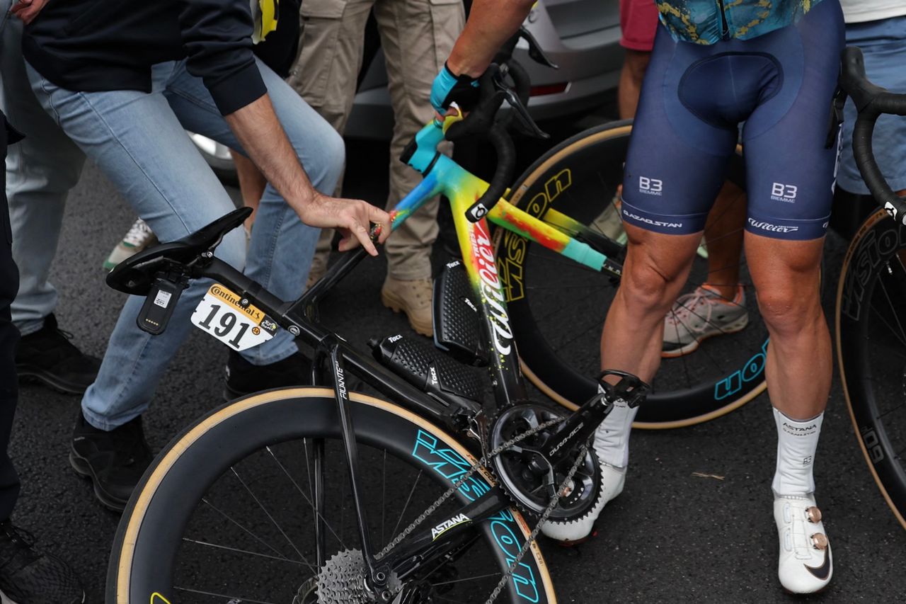 Mark Cavendish chain falling off