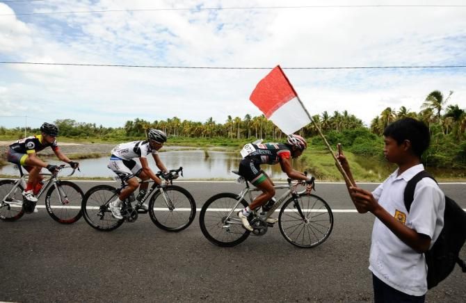 The breakaway passes through Gasang Gadang village on Stage 3