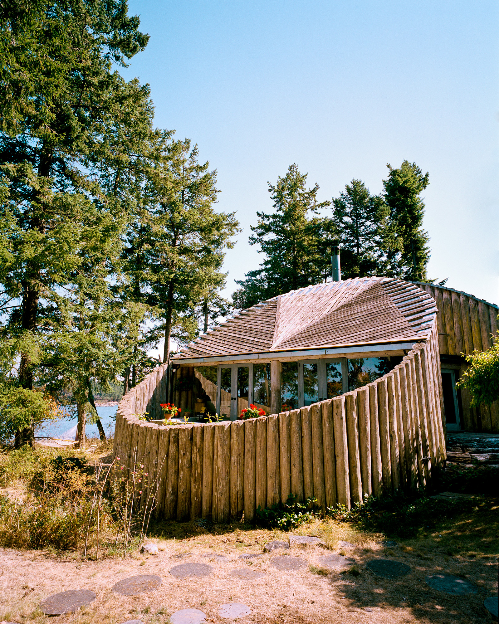 timber home in the woods by canadian architect Daniel Evan White