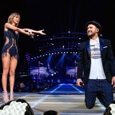 Taylor Swift presents Justin Timberlake on stage.