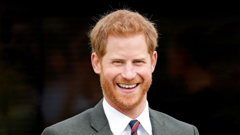 Face, Facial expression, Head, Smile, Chin, Forehead, Cheek, Suit, Facial hair, White-collar worker,