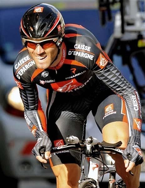 Alejandro Valverde (Caisse d'Epargne) racing to third.