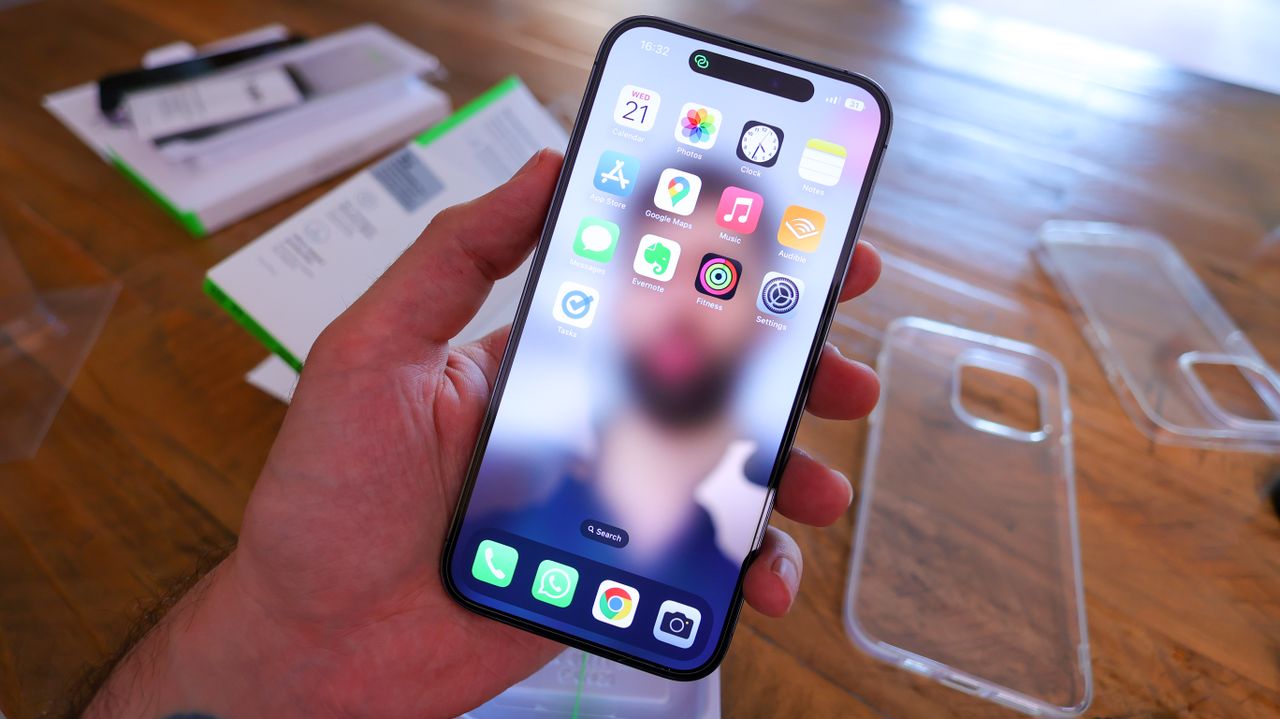 A photo of the iPhone 14 Pro Max with the Belkin screen protector