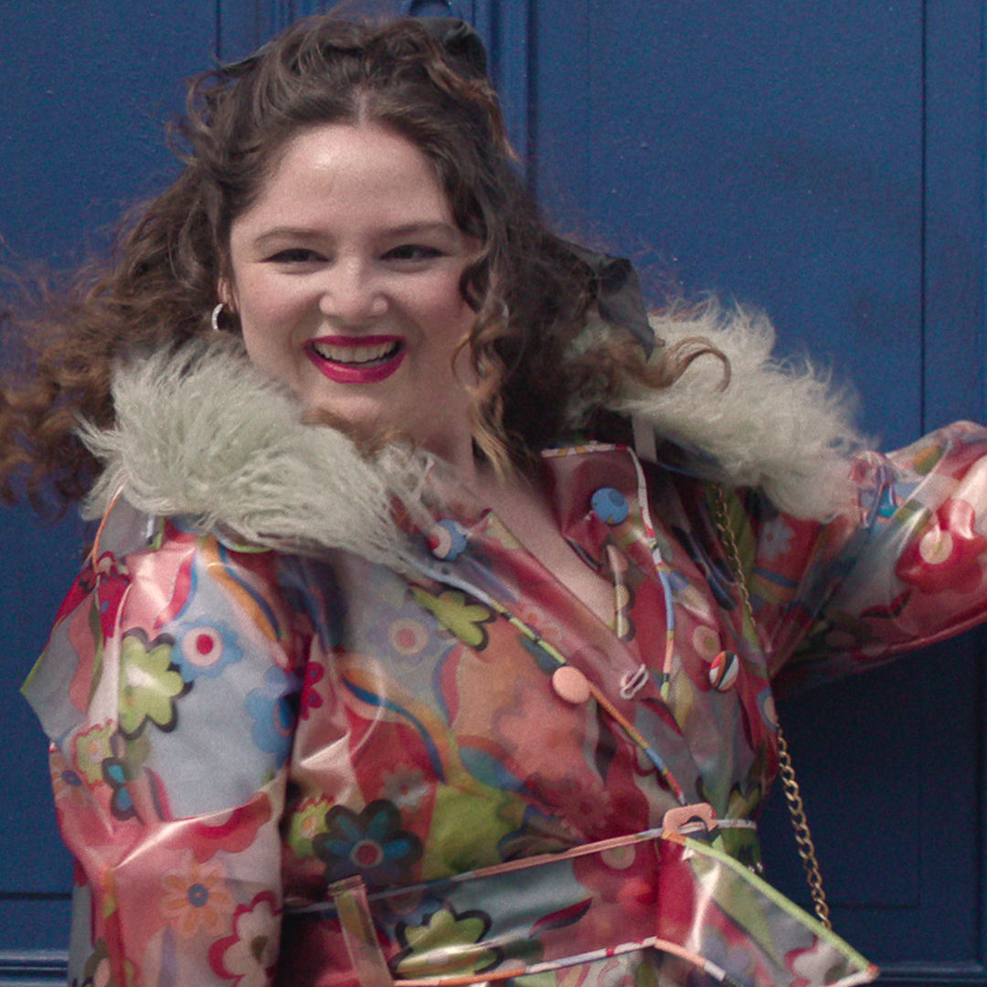 jess poses by the notting hill door in too much