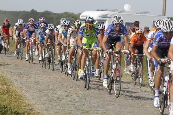 Most of the race favourites were over two minutes behind the leaders.