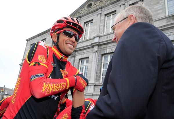 Alberto Contador has a chat with UCI president Pat McQuaid prior to the Elite men's world championship road race.
