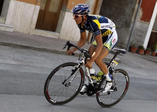 Johnny Hoogerland (Vacansoleil) goes across to the break