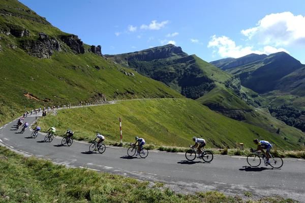 The peloton heads to Puerto Lunada