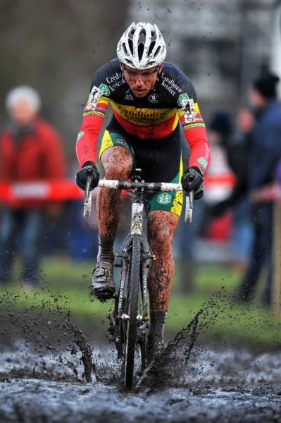 Sven Nys (Landbouwkrediet) makes a splash