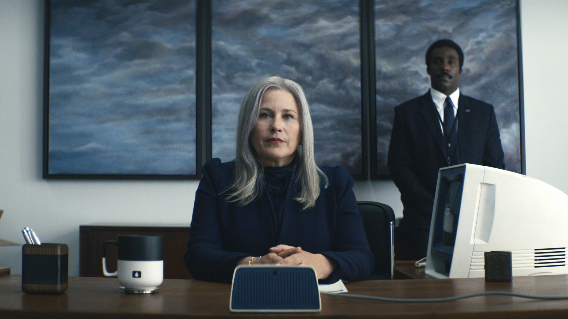 Harmony Cobel est assise à son bureau en face de quelqu'un hors caméra dans la saison 1 de Severance.