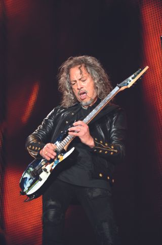 Kirk Hammett catches a stray guitar lead