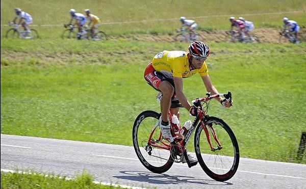 Alejandro Valverde (Caisse d'Epargne) racing along in his drops
