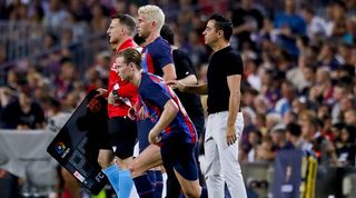 Frenkie de Jong next to Barcelona coach Xavi as he prepares to enter the pitch against Rayo Vallecano.