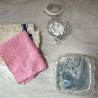 Cleaning oily tupperware with denture tablets