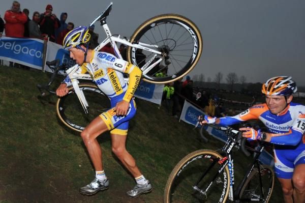 Tom Meeusen (Telenet-Fidea) leads Bart Aernouts (Rabo - Giant Offroad Team) on a climb.