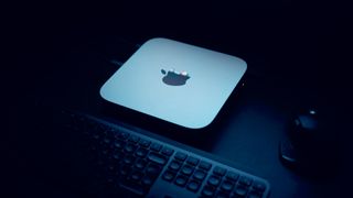 Un Mac Mini M1 sobre un escritorio con un teclado