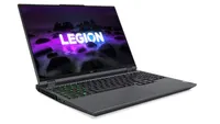 Lenovo Legion 5 Pro sobre un fondo blanco. El portátil está abierto y se ve un fondo de pantalla colorido con el logo de Legion.