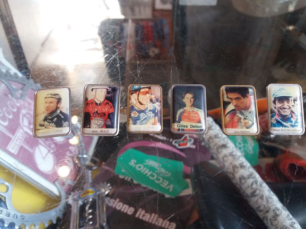 Badges with faces from the stars from the 1980s and 1990s
