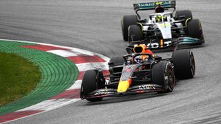 Max Verstappen och Lewis Hamilton tävlar under Frankrike Grand Prix