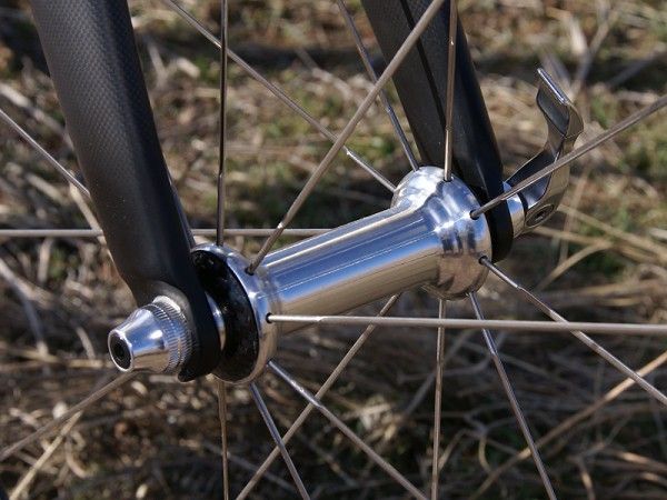 The front hub spins smoothly and includes carbon fibre shields (more for show than function).