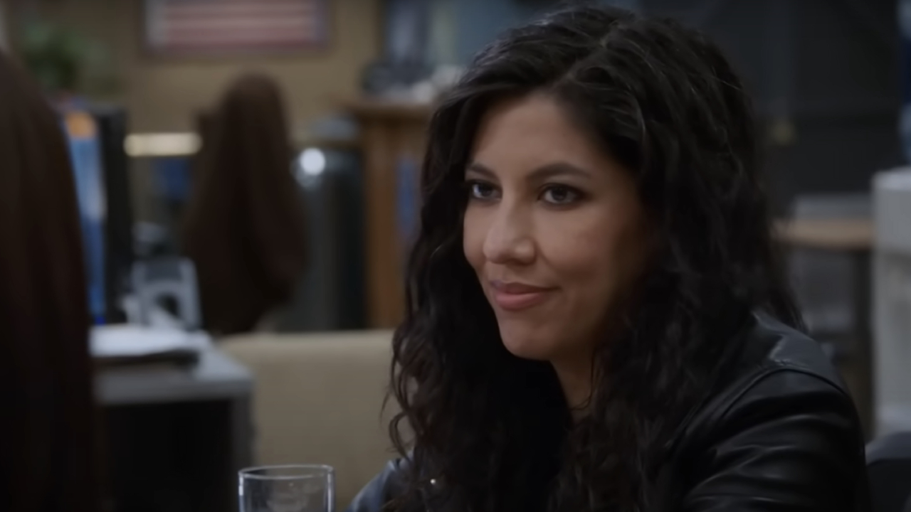 Stephanie Beatriz como Rosa Diaz sonriendo en el episodio final de Brooklyn Nine-Nine