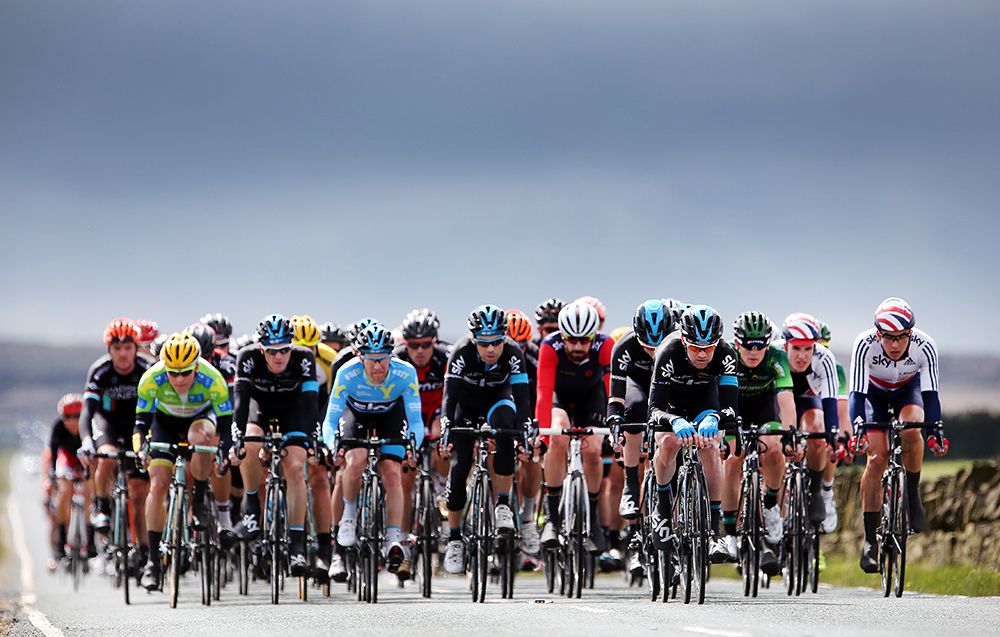 The peloton mid-way through the stage